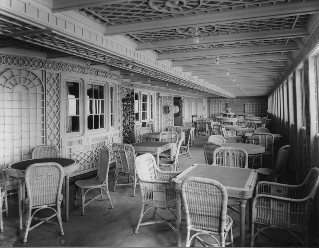 Black and white photograph of the cafe on the Titanic