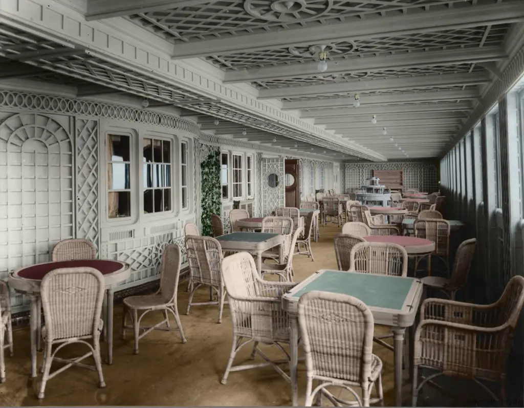 Colorised photograph of the cafe on the Titanic 